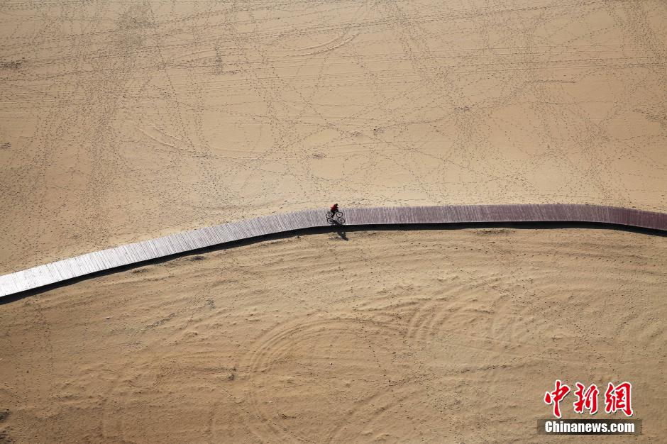 3月13日，秦皇島萬米臨海沙灘木棧道。據了解，該木棧道全長約4200米，與北戴河區原有的7500米木棧道對接后全線總長度1.17萬米，整個木棧道東起秦皇島體育基地游船碼頭，西至北戴河濕地公園，呈波浪形蜿蜒10.4公里海岸線。 中新社發 曹建雄 攝 CNSPHOTO